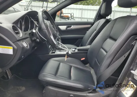 2013 Mercedes-Benz C 250 z USA, uszkodzony, nr VIN WDDGF4HBXDR263968